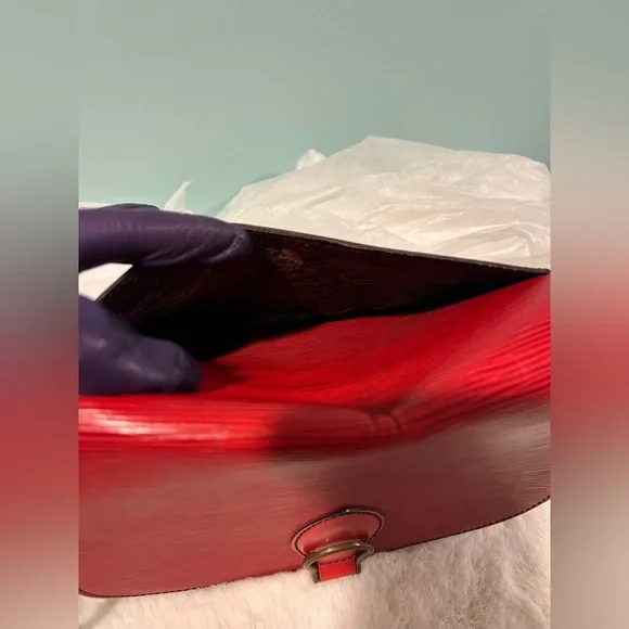 Louis Vuitton St Cloud in Red Epi MM size. Great condition vintage piece.